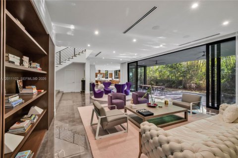 House in Miami, Florida 6 bedrooms, 531.49 sq.m. № 2076137 - photo 14