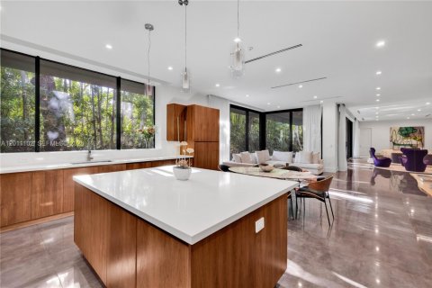 House in Miami, Florida 6 bedrooms, 531.49 sq.m. № 2076137 - photo 22