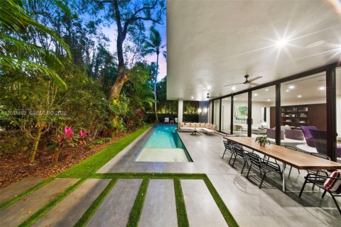 House in Miami, Florida 6 bedrooms, 531.49 sq.m. № 2076137 - photo 5