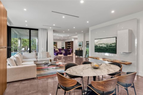 House in Miami, Florida 6 bedrooms, 531.49 sq.m. № 2076137 - photo 19