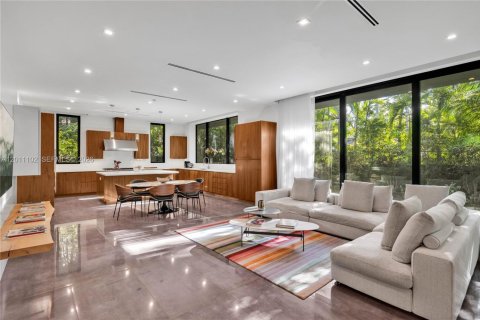 House in Miami, Florida 6 bedrooms, 531.49 sq.m. № 2076137 - photo 18