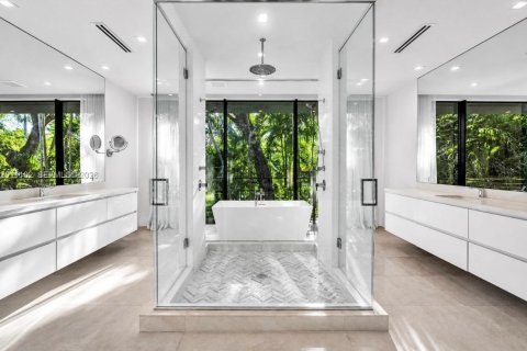House in Miami, Florida 6 bedrooms, 531.49 sq.m. № 2076137 - photo 26