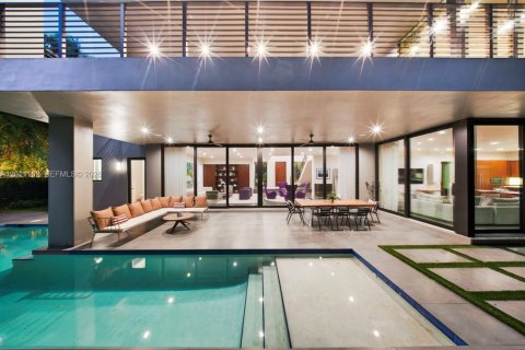House in Miami, Florida 6 bedrooms, 531.49 sq.m. № 2076137 - photo 11