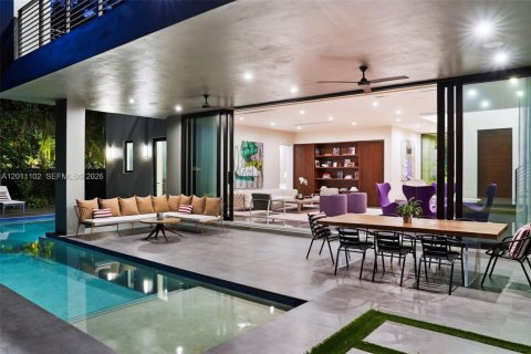 House in Miami, Florida 6 bedrooms, 531.49 sq.m. № 2076137 - photo 10