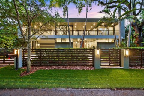 House in Miami, Florida 6 bedrooms, 531.49 sq.m. № 2076137