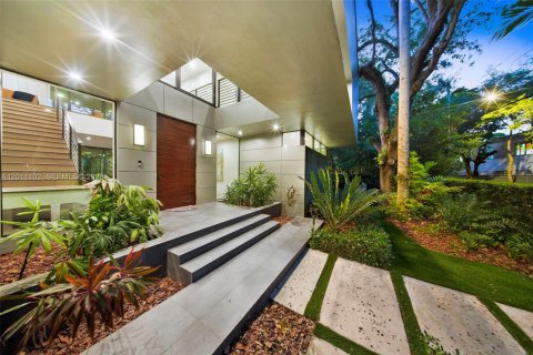 House in Miami, Florida 6 bedrooms, 531.49 sq.m. № 2076137 - photo 6