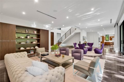 House in Miami, Florida 6 bedrooms, 531.49 sq.m. № 2076137 - photo 16