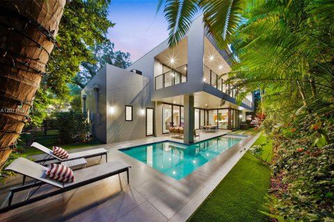 House in Miami, Florida 6 bedrooms, 531.49 sq.m. № 2076137 - photo 30