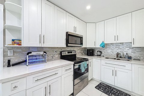 Villa ou maison à louer à Fort Lauderdale, Floride: 3 chambres, 131.18 m2 № 1886546 - photo 20