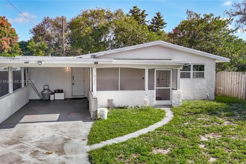 Villa ou maison à louer à Fort Lauderdale, Floride: 3 chambres, 131.18 m2 № 1886546 - photo 1
