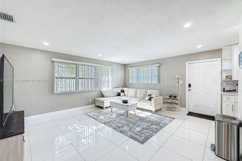 Villa ou maison à louer à Fort Lauderdale, Floride: 3 chambres, 131.18 m2 № 1886546 - photo 14