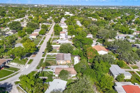 Villa ou maison à louer à Fort Lauderdale, Floride: 3 chambres, 131.18 m2 № 1886546 - photo 2