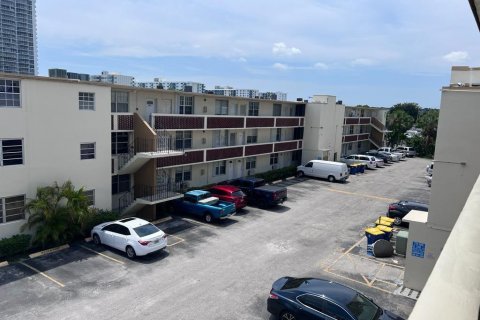 Condo in North Bay Village, Florida, 1 bedroom № 2083100 - photo 2