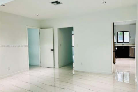 Appartement à louer à Bay Harbor Islands, Floride: 2 chambres, 70.61 m2 № 1763140 - photo 2