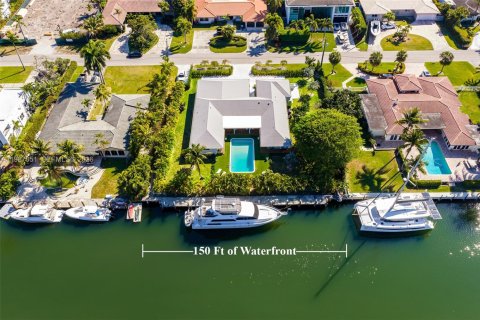 Villa ou maison à louer à Hallandale Beach, Floride: 3 chambres, 294.87 m2 № 2154032 - photo 4