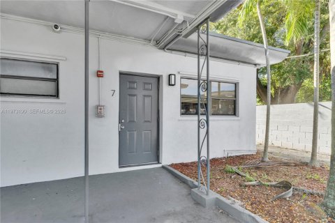 House in North Miami, Florida 1 bedroom № 2033978 - photo 2