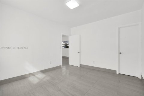 House in North Miami, Florida 1 bedroom № 2033978 - photo 8
