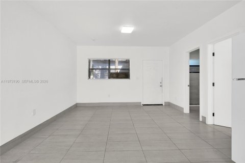 House in North Miami, Florida 1 bedroom № 2033978 - photo 4