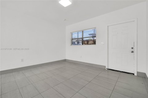 House in North Miami, Florida 1 bedroom № 2033978 - photo 3