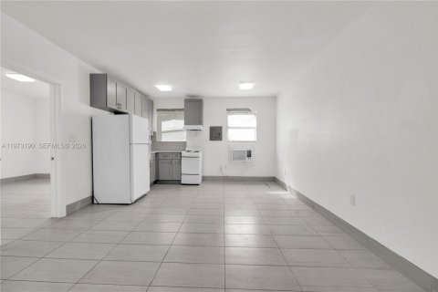 House in North Miami, Florida 1 bedroom № 2033978 - photo 5