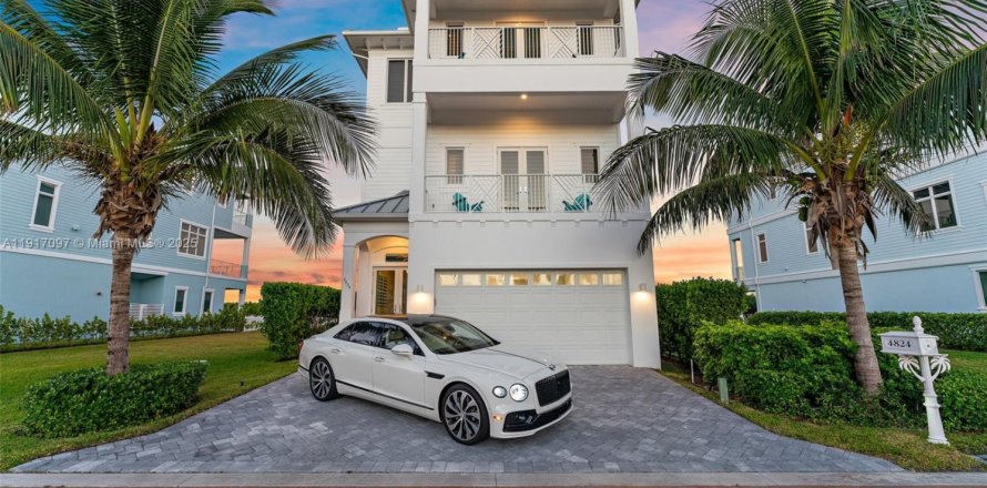 House in St. Lucie, Florida 4 bedrooms, 393.26 sq.m. № 1972160