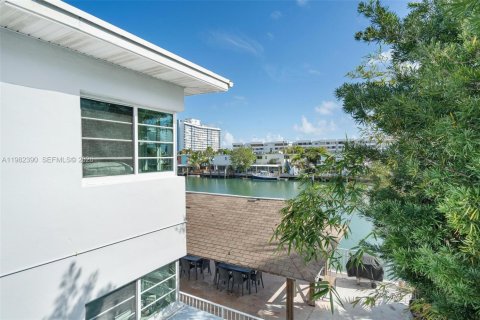 Кондоминиум с 2 спальнями в Майами-Бич, Флорида № 2048528