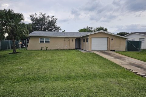 House in Lehigh Acres, Florida 2 bedrooms, 107.4 sq.m. № 2220457 - photo 3