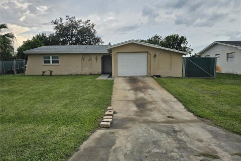 House in Lehigh Acres, Florida 2 bedrooms, 107.4 sq.m. № 2220457 - photo 2