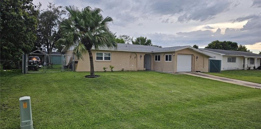 House in Lehigh Acres, Florida 2 bedrooms, 107.4 sq.m. № 2220457