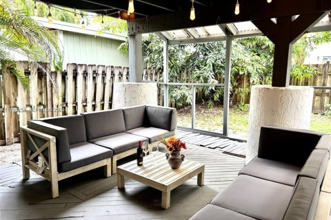 House in Oakland Park, Florida 6 bedrooms, 363.99 sq.m. № 2023537 - photo 12