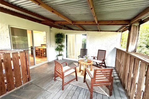 House in Oakland Park, Florida 6 bedrooms, 363.99 sq.m. № 2023537 - photo 11