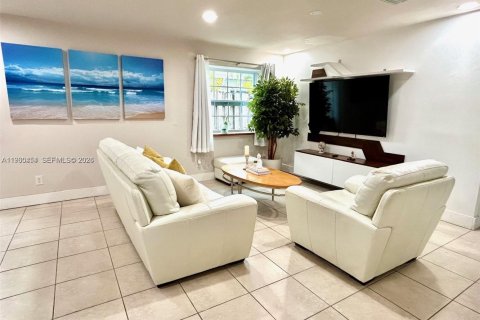 House in Oakland Park, Florida 6 bedrooms, 363.99 sq.m. № 2023537 - photo 30