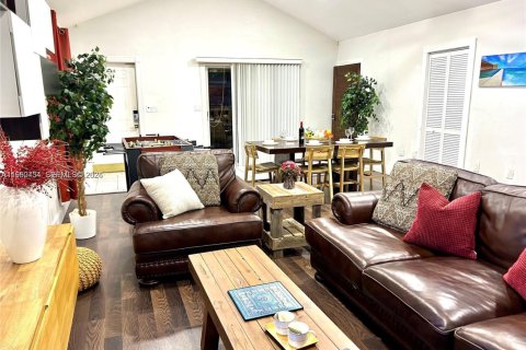 House in Oakland Park, Florida 6 bedrooms, 363.99 sq.m. № 2023537 - photo 15