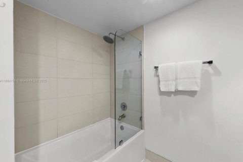 Купить кондоминиум в Халландейл-Бич, Флорида 2 спальни, 94.76м2, № 1930469 - фото 24