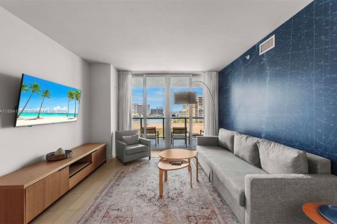 Кондоминиум с 2 спальнями в Халландейл-Бич, Флорида № 1930469