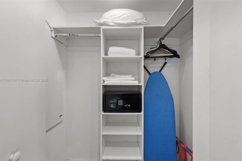 Купить кондоминиум в Халландейл-Бич, Флорида 2 спальни, 94.76м2, № 1930469 - фото 23