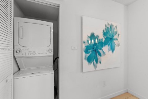 Купить кондоминиум в Халландейл-Бич, Флорида 2 спальни, 94.76м2, № 1930469 - фото 19