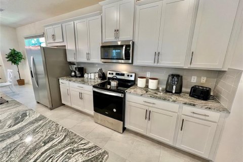 Villa ou maison à vendre à Kissimmee, Floride: 7 chambres, 277.5 m2 № 2425438 - photo 2
