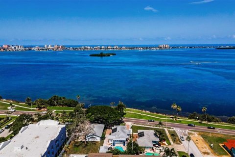 Casa en venta en Clearwater, Florida, 2 dormitorios, 167.22 m2 № 1795278 - foto 1