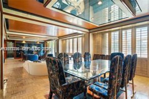 Condo in North Miami Beach, Florida, 4 bedrooms № 2256477 - photo 2