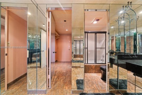 Condo in North Miami Beach, Florida, 4 bedrooms № 2256477 - photo 7