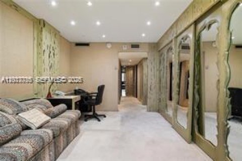 Condo in North Miami Beach, Florida, 4 bedrooms № 2256477 - photo 14