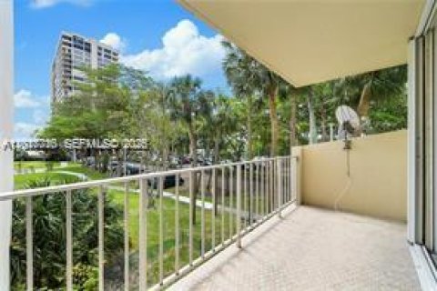 Condo in North Miami Beach, Florida, 4 bedrooms № 2256477 - photo 23