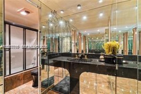Condo in North Miami Beach, Florida, 4 bedrooms № 2256477 - photo 6