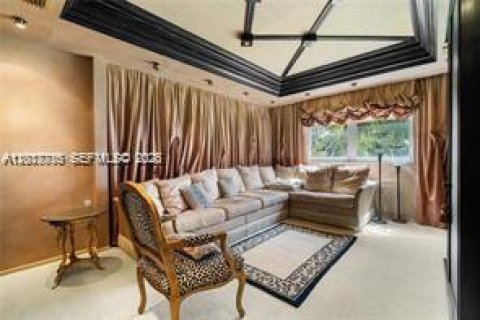 Condo in North Miami Beach, Florida, 4 bedrooms № 2256477 - photo 9