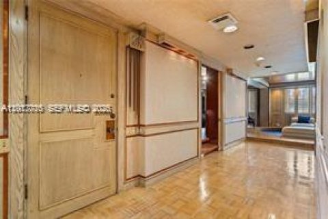 Condo in North Miami Beach, Florida, 4 bedrooms № 2256477 - photo 30