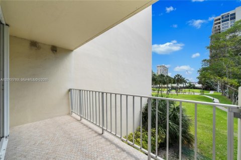 Condo in North Miami Beach, Florida, 4 bedrooms № 2256477 - photo 24