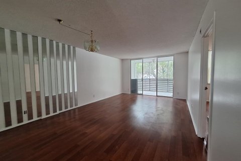 Condo in Lauderdale Lakes, Florida, 1 bedroom  № 2400024 - photo 3