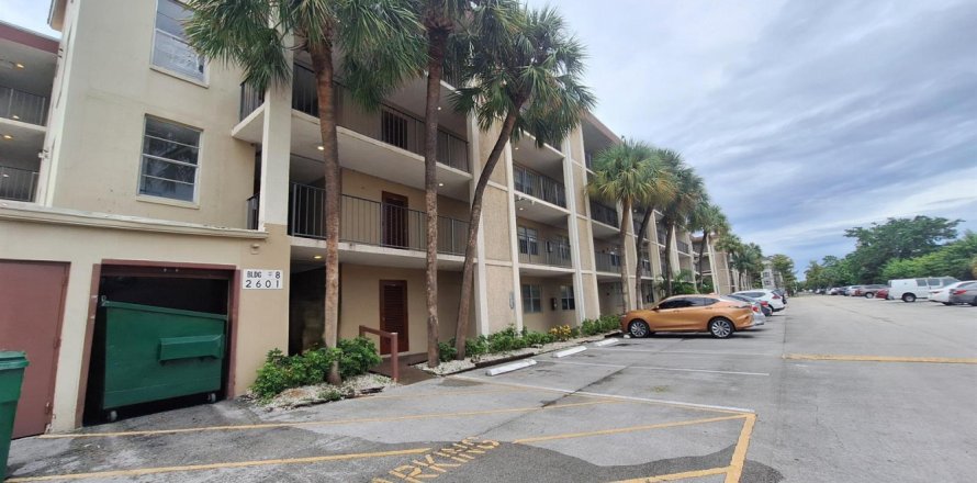 Condo in Lauderdale Lakes, Florida, 1 bedroom  № 2400024