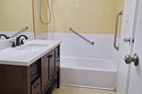 Condo in Lauderdale Lakes, Florida, 1 bedroom  № 2400024 - photo 10